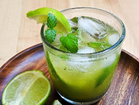 Безалкохолен освежаващ коктейл от студен зелен чай с мента и газирана вода - снимка на рецептата